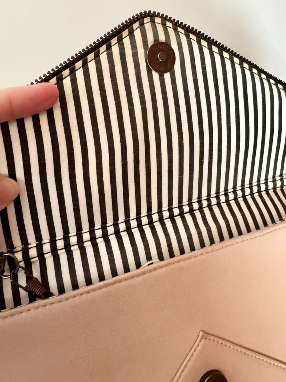 La Diva Nude Patent Leather Envelope Clutch Crossbody Bag | Gunmetal Hardware - Picture 13 of 17